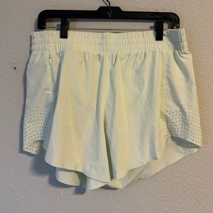 Athleta Hustle 4.5 short - EUC, size M